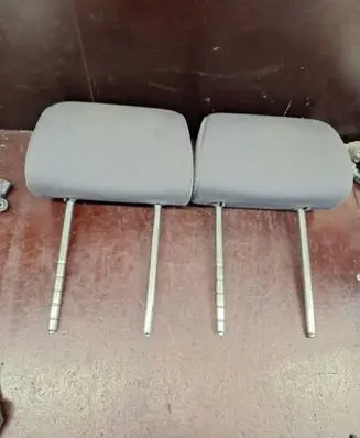 Volkswagen Golf V Front seat headrest 