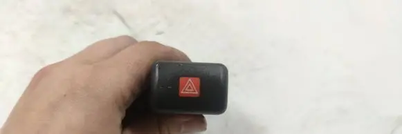Opel Zafira A Hazard light switch 90589897