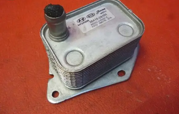 Hyundai i30 Engine oil radiator 264102A501