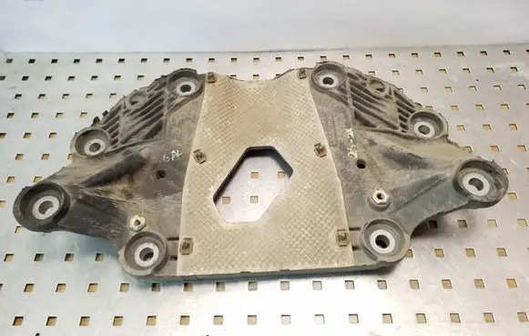 Volvo XC70 Rear differential/diff mount bracket 30639931