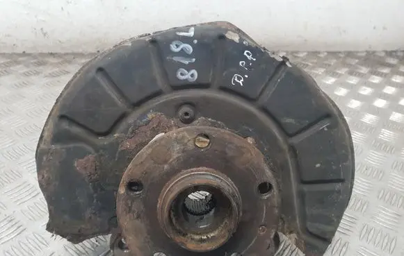 Volkswagen Golf V Front wheel hub