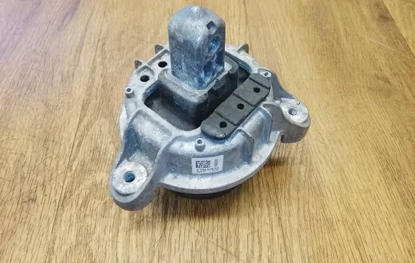 BMW 5 F10 F11 Engine mount bracket 6786528