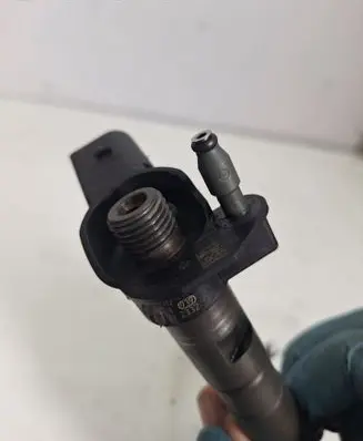 Volkswagen PASSAT B6 Fuel injector 03L130277