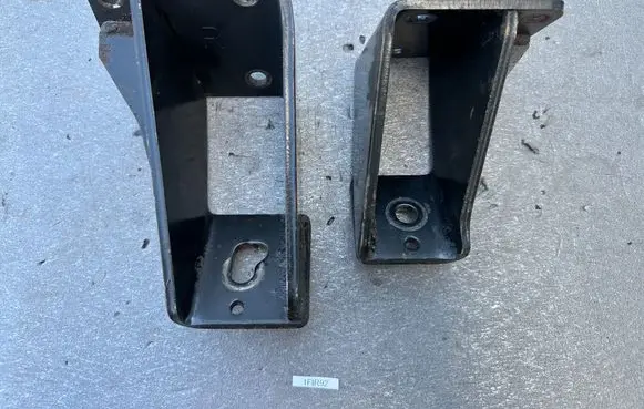 Nissan Patrol Y60 Engine mounting bracket 1123220J01 1123320J00