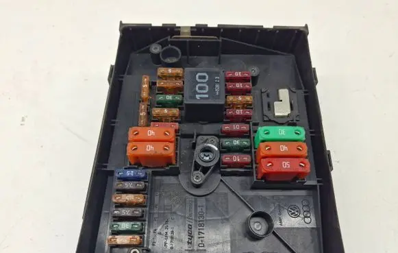 Volkswagen Golf V Fuse module 1K0937125 017183071