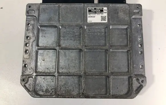 Toyota Avensis T250 Engine control unit/module 8966105E20 MB2753003931