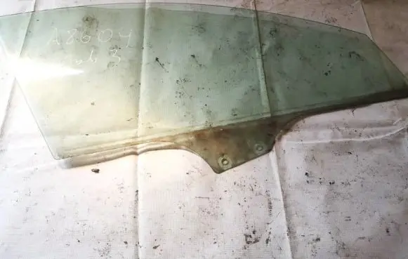 Mazda 3 II Front door window glass four-door as2