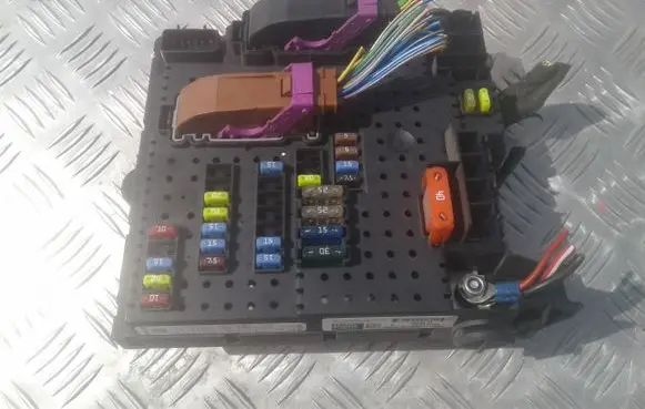 Volvo S60 Fuse module 8676391