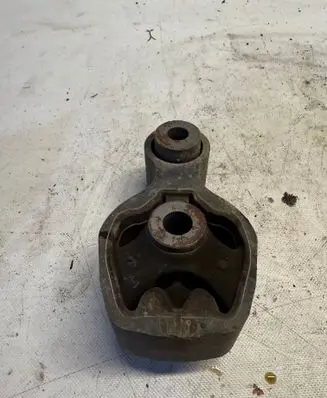 Mazda 6 Engine mount bracket