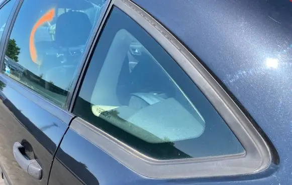 Citroen C4 I Rear vent window glass