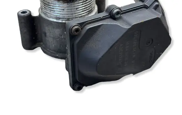 Volkswagen Tiguan Throttle valve 03L128063R