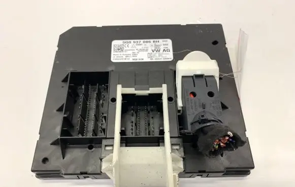 Volkswagen PASSAT B8 Central body control module 5Q0937086BH