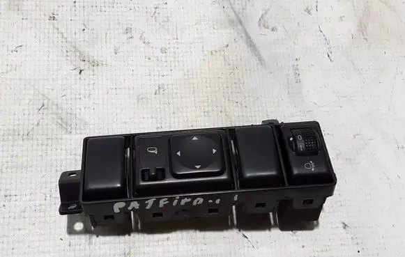 Nissan Pathfinder R51 Wing mirror switch 25570CT00B