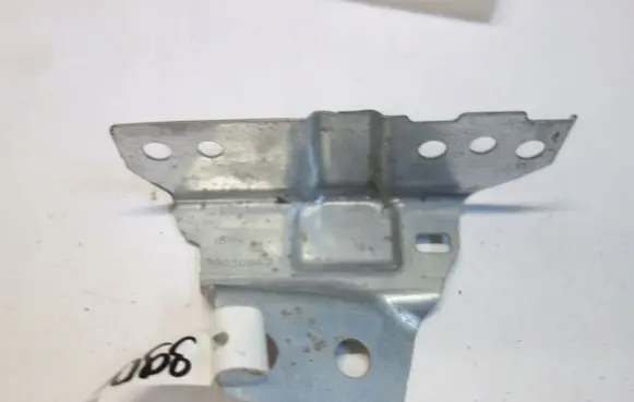 Opel Insignia B Fender mounting bracket 39066642