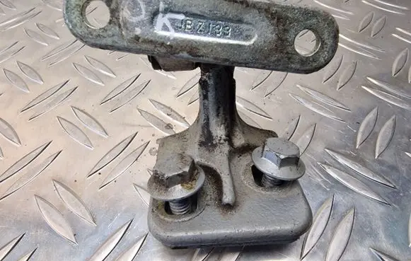 Mercedes-Benz A W168 Front door upper hinge 01M06