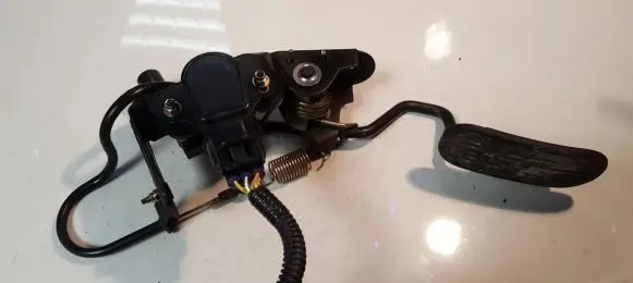 Toyota RAV 4 (XA20) Accelerator throttle pedal 8928120040 89281-20040