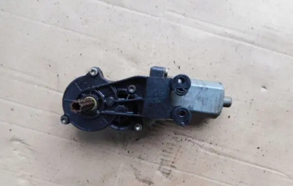 Mercedes-Benz E W212 Seat adjustment motor 0390203324