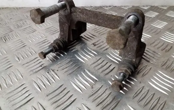 Opel Vivaro Rear brake pad spring 