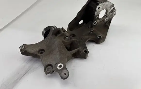 Volkswagen PASSAT B7 Generator/alternator bracket 03L903143Q