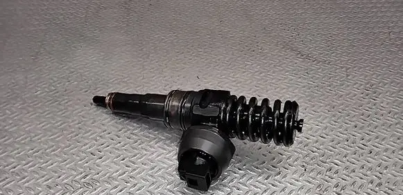 Volkswagen Touran I Fuel injector 038130073AG
