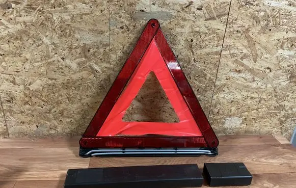 Ford Focus Emergency warning sign 27R03566