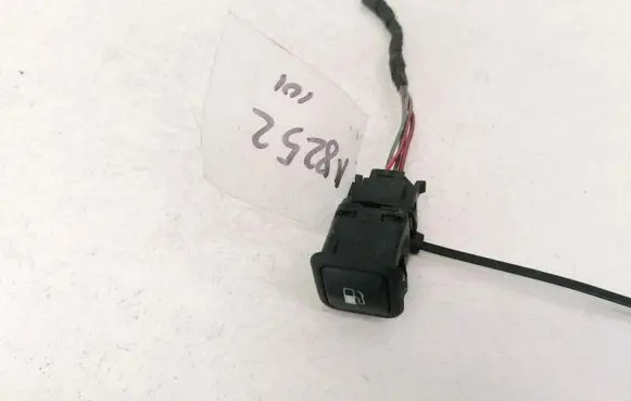 Volkswagen PASSAT B5 Fuel tank opening switch 3B0959833A