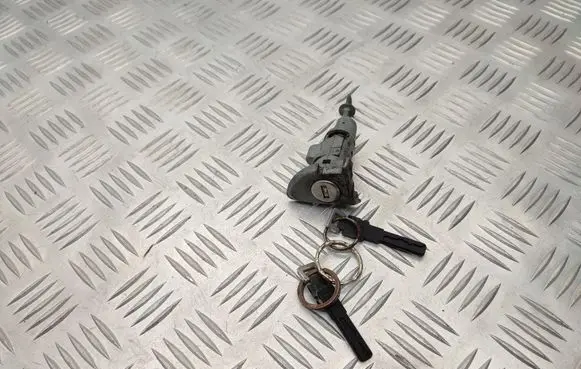 Volkswagen PASSAT B7 Front door lock (next to the handle) 