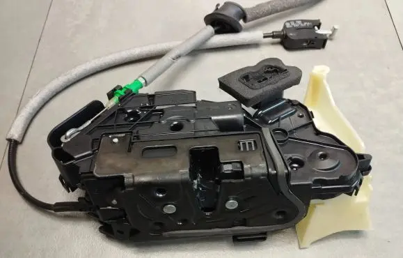 Audi Q3 F3 Front door lock 5TC837016C A046465