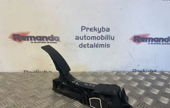 Mercedes-Benz ML W164 Accelerator throttle pedal A1643000104