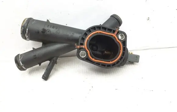 Volkswagen PASSAT B7 Engine coolant pipe/hose 03L121131AA