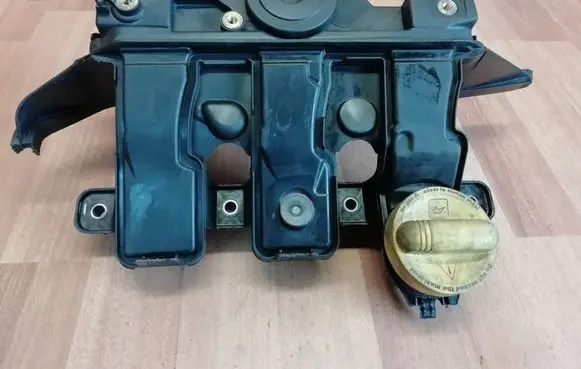 Renault Espace V (RFC) Rocker cam cover 118300724R