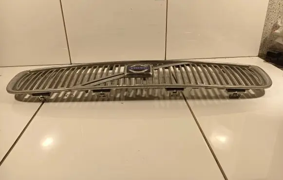 Volvo V70 Front bumper upper radiator grill 08693346