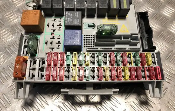 Opel Zafira A Fuse box set 90583459