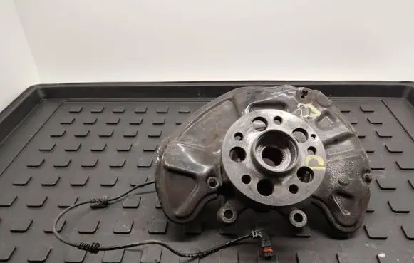 Mercedes-Benz GLK (X204) Front wheel hub spindle knuckle