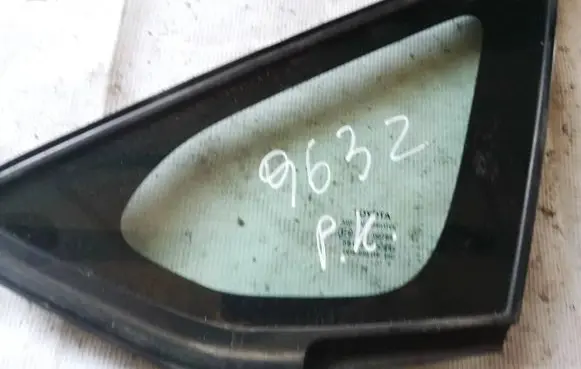 Toyota Auris 150 Front triangle window/glass as2