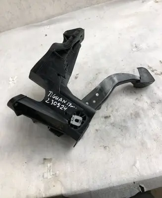 Volkswagen Tiguan Brake pedal 5q1721058