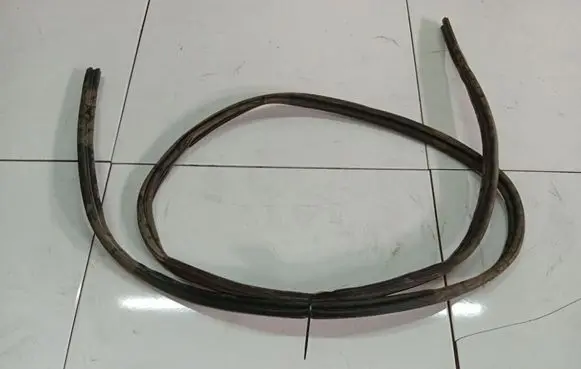 Trunk rubber seal (body)