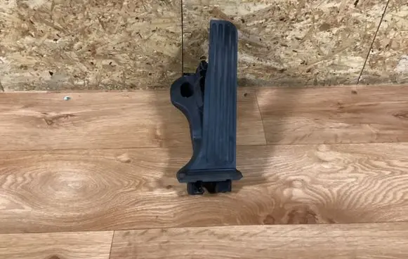 Accelerator throttle pedal