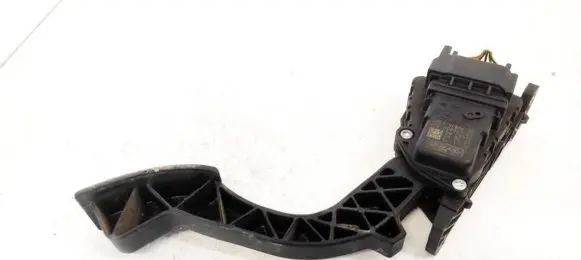 Accelerator throttle pedal