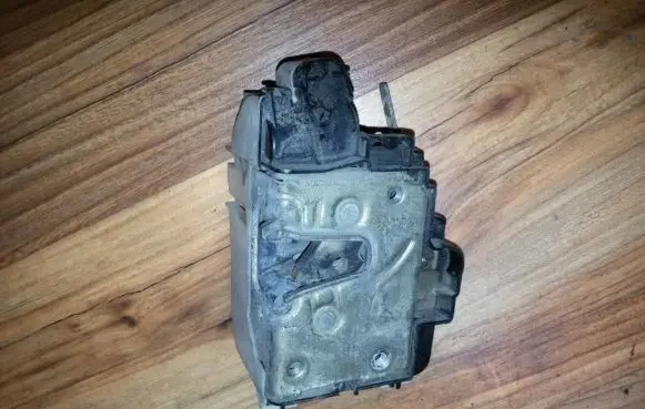 Volkswagen Golf III Front door lock 1H1837016