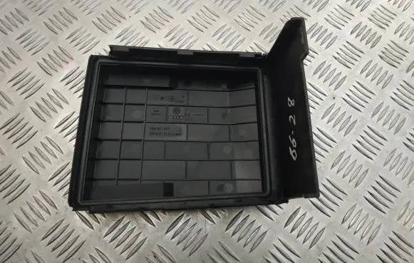 Volkswagen PASSAT B6 Fuse box cover 1K0937132F