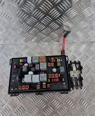 Opel Astra J Fuse module 13449209