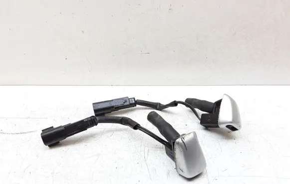Volvo V70 Windshield washer spray nozzle 