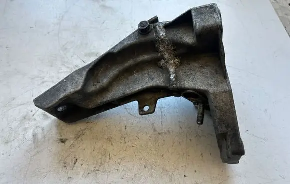 BMW 7 E38 Engine mounting bracket 1704583