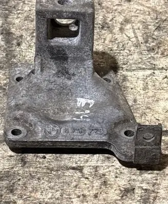 BMW 5 E39 Engine mounting bracket 6751226 22116751226 22111096076