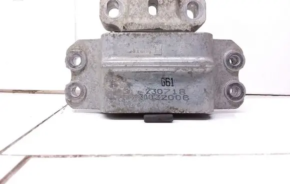 Volkswagen PASSAT B6 Engine mount bracket 3C0199555