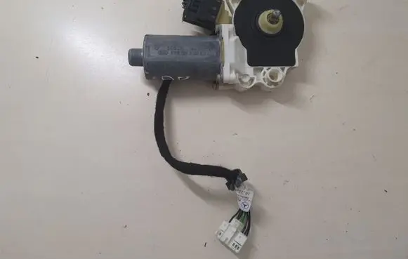 Mercedes-Benz E W211 Front door window regulator motor A2118203042
