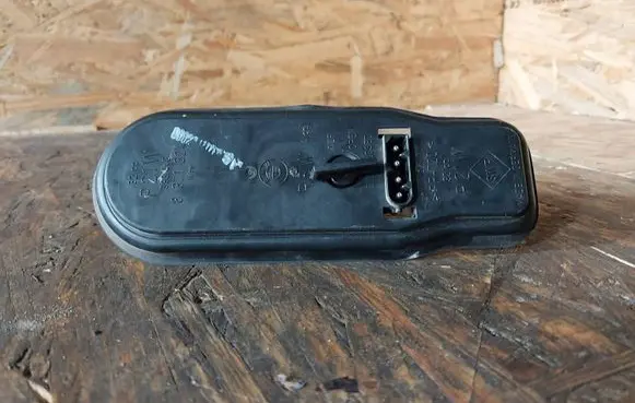 BMW 5 E39 Tail light bulb cover holder 8371324