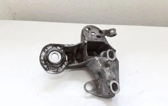 Audi A4 S4 B7 8E 8H Engine mounting bracket 8E0199352