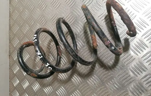 Volkswagen Golf V Front coil spring